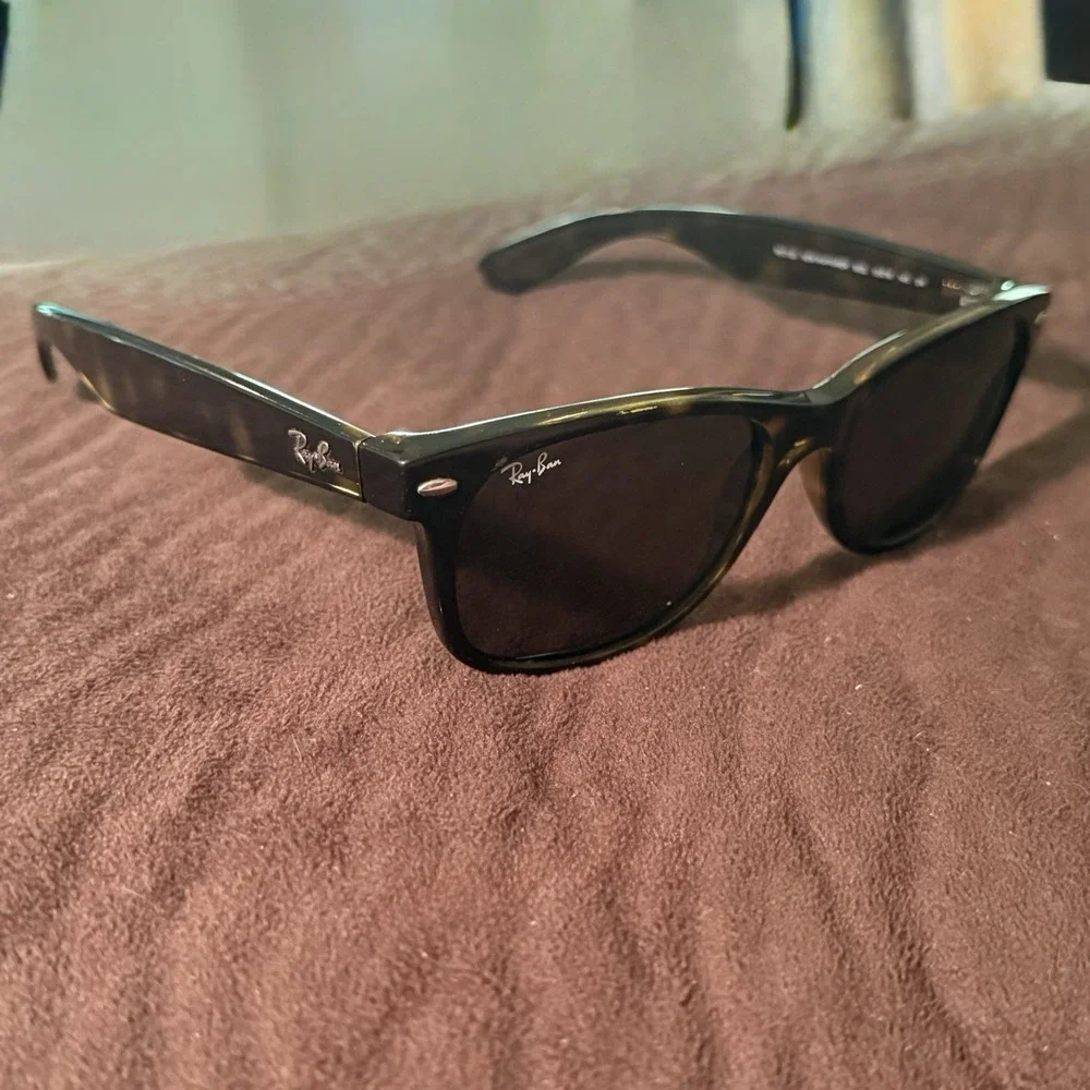 Ray-Ban New Wayfarer Tortoise Green RB2132 Previously Owned Sunglasses